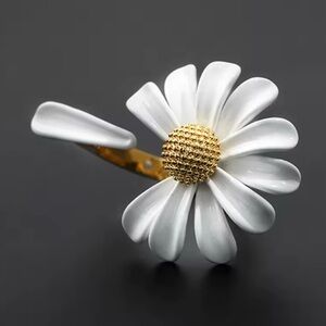 White and Gold Daisy Ring